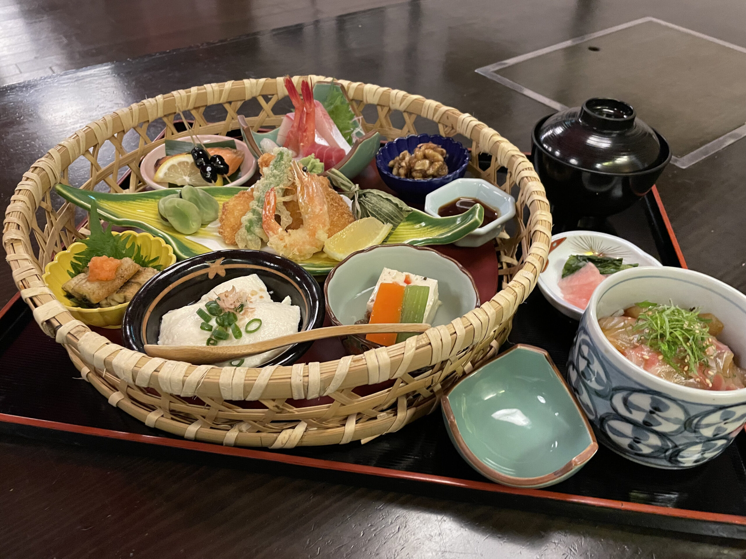 高柳じょんのび村（籠盛膳の昼食）